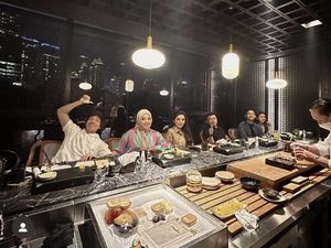 Azriel Hermansyah Kulineran Bareng Keluarga, Makan di Resto sampai Warung Azriel Hermansyah Kulineran Bareng Keluarga, Makan di Resto sampai Warung