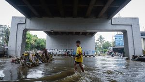 Banjir Rendam Kolong Jalan Layang Cibodas, Akses Warga Terganggu