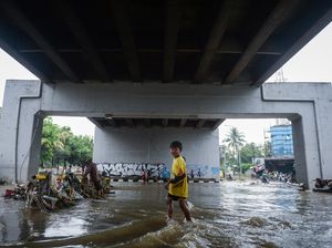 Banjir Rendam Kolong Jalan Layang Cibodas, Akses Warga Terganggu Banjir Rendam Kolong Jalan Layang Cibodas, Akses Warga Terganggu