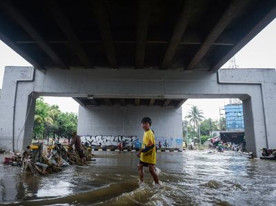 Banjir Rendam Kolong Jalan Layang Cibodas, Akses Warga Terganggu
