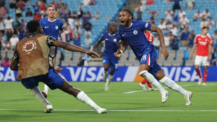 benfica vs chelsea christopher nkunku piala dunia antarklub 2025 CHARLOTTE, NORTH CAROLINA - JUNE 28: Christopher Nkunku #18 of Chelsea FC celebrates scoring his teams second goal during the FIFA Club World Cup 2025 round of 16 match between SL Benfica and Chelsea FC at Bank of America Stadium on June 28, 2025 in Charlotte, North Carolina. (Photo by Steph Chambers - FIFA/FIFA via Getty Images)