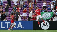 Hampir dua jam ditunda, laga dimainkan. Benfica kemudian bisa menyamakan skor jadi 1-1 lewat penalti Angel Di Maria, usai Malo Gusto hand ball. (Foto: Amanda Perobelli/REUTERS)