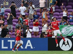 Hampir dua jam ditunda, laga dimainkan. Benfica kemudian bisa menyamakan skor jadi 1-1 lewat penalti Angel Di Maria, usai Malo Gusto hand ball. (Foto: Amanda Perobelli/REUTERS)