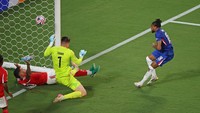 Gol itu tercipta juga berkat kesalahan kiper Benfica, Anatoliy Trubin. (Foto: Jared C. Tilton - FIFA/FIFA via Getty Images)