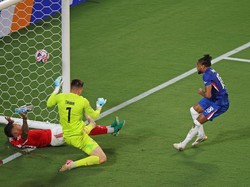Gol itu tercipta juga berkat kesalahan kiper Benfica, Anatoliy Trubin. (Foto: Jared C. Tilton - FIFA/FIFA via Getty Images)