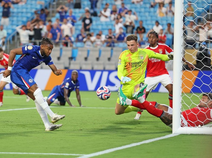 CHARLOTTE, NORTH CAROLINA - JUNE 28: Christopher Nkunku #18 of Chelsea FC scores his team's second goal past Anatoliy Trubin #1 and Nicolas Otamendi #30 of SL Benfica during the FIFA Club World Cup 2025 round of 16 match between SL Benfica and Chelsea FC at Bank of America Stadium on June 28, 2025 in Charlotte, North Carolina. (Photo by Buda Mendes/Getty Images)
