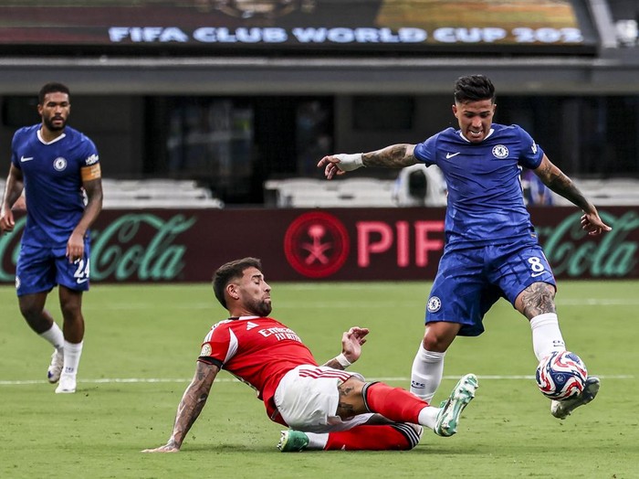 CHARLOTTE, NORTH CAROLINA - JUNE 28: Nicolás Otamendi of SL Benfica (L) and Enzo Fernández of Chelsea FC (R) fight for possession during the FIFA Club World Cup 2025 round of 16 match between SL Benfica and Chelsea FC at Bank of America Stadium on June 28, 2025 in Charlotte, North Carolina. (Photo by Qian Jun/Sports Press Photo/Getty Images)