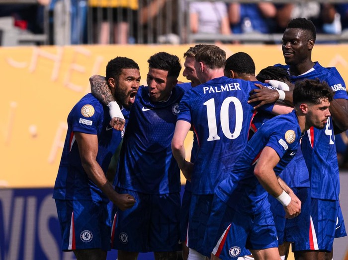 CHARLOTTE, NORTH CAROLINA - JUNE 28: Reece James of Chelsea FC (L) celebrating his goal with his teammates during the FIFA Club World Cup 2025 round of 16 match between SL Benfica and Chelsea FC at Bank of America Stadium on June 28, 2025 in Charlotte, United States. (Photo by Marcio Machado/Eurasia Sport Images/Getty Images)