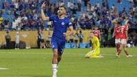Chelsea akhirnya memastikan kemenangannya jadi 4-1 lewat gol pamungkas Kiernan Dewsbury-Hall di menit ke-117. Si Biru memenangi drama laga 120 menit yang melahirkan 5 gol itu. (Foto: JIM DEDMON/IMAGN IMAGES via Reuters)