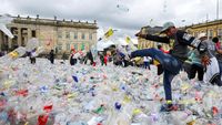 Botol Plastik Penuhi Alun-Alun Bogota, Pendaur Ulang Tuntut Keadilan