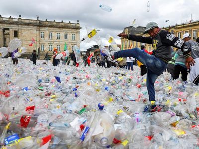 Botol Plastik Penuhi Alun-Alun Bogota, Pendaur Ulang Tuntut Keadilan
