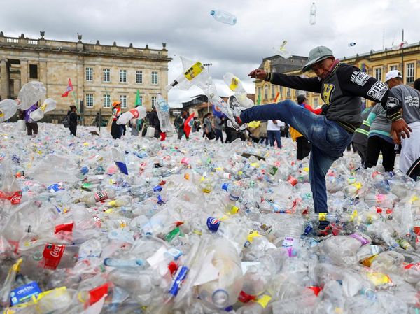 Botol Plastik Penuhi Alun-Alun Bogota, Pendaur Ulang Tuntut Keadilan