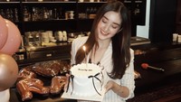 Cantiknya Ranty Maria Saat Pamer Kue Ulang Tahun hingga Makan di Bali