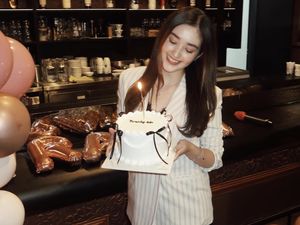 Cantiknya Ranty Maria Saat Pamer Kue Ulang Tahun hingga Makan di Bali Cantiknya Ranty Maria Saat Pamer Kue Ulang Tahun hingga Makan di Bali