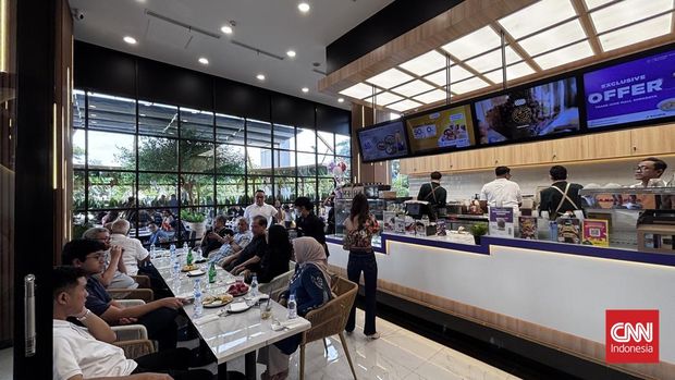 Chairman CT Corp Chairul Tanjung (CT) menghadiri acara opening The Coffee Bean & Tea Leaf di Trans Icon Mall Surabaya di Jalan Ahmad Yani, Minggu (29/6).
