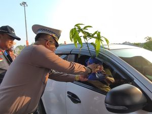 Polantas Polda Riau Edukasi Keselamatan Lalu Lintas Sambil Bagikan Pohon