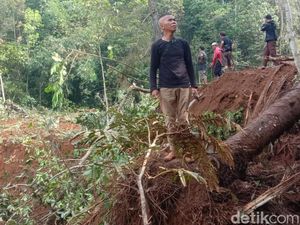 Video: Nahas! Dua Petani Hilang Tertimbun Longsor di Tasikmalaya Video: Nahas! Dua Petani Hilang Tertimbun Longsor di Tasikmalaya
