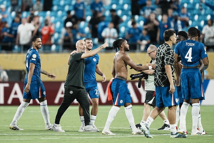 CHARLOTTE, NORTH CAROLINA - JUNE 28: Enzo Maresca head coach of Chelsea and his players celebrate the victory after winning the FIFA Club World Cup 2025 round of 16 match between SL Benfica and Chelsea FC at Bank of America Stadium on June 28, 2025 in Charlotte, United States. (Photo by Jose Hernandez/Anadolu via Getty Images)