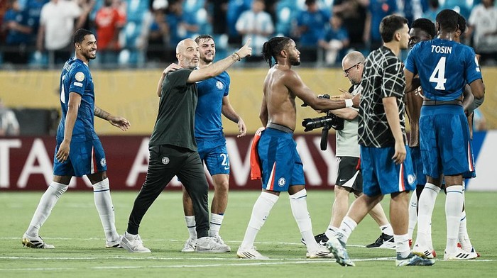 CHARLOTTE, NORTH CAROLINA - JUNE 28: Enzo Maresca head coach of Chelsea and his players celebrate the victory after winning the FIFA Club World Cup 2025 round of 16 match between SL Benfica and Chelsea FC at Bank of America Stadium on June 28, 2025 in Charlotte, United States. (Photo by Jose Hernandez/Anadolu via Getty Images)