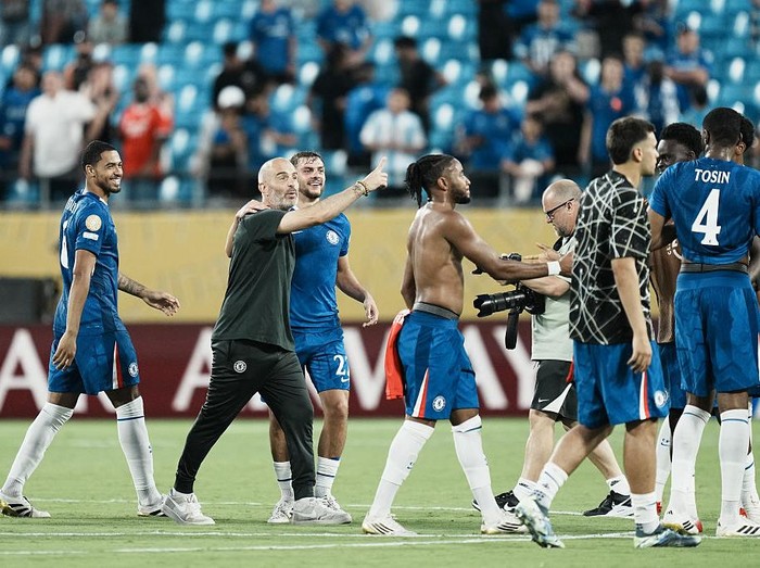 CHARLOTTE, NORTH CAROLINA - JUNE 28: Enzo Maresca head coach of Chelsea and his players celebrate the victory after winning the FIFA Club World Cup 2025 round of 16 match between SL Benfica and Chelsea FC at Bank of America Stadium on June 28, 2025 in Charlotte, United States. (Photo by Jose Hernandez/Anadolu via Getty Images)
