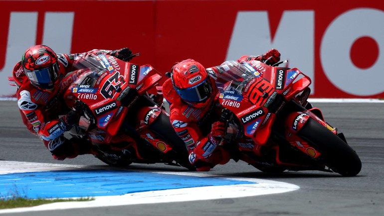 MotoGP Belanda 2025 jalani sesi balapan utama pada Minggu (29/6) malam WIB. Balapan digelar di TT Circuit Assen sebanyak 26 putaran. Pada starting grid, Fabio Quartararo berada di pole. Dirinya dibuntuti Francesco Bagnaia dan Alex Marquez. Marc Marquez mulai dari posisi keempat. Foto: REUTERS/Yves Herman