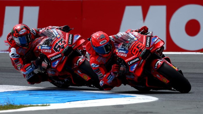 Gaspol! Marc Marquez Juara MotoGP Belanda MotoGP - Grand Prix of Netherlands -TT Circuit Assen, Assen, Netherlands - June 29, 2025 Ducati Lenovo Teams Francesco Bagnaia and Marc Marquez in action during the race REUTERS/Yves Herman