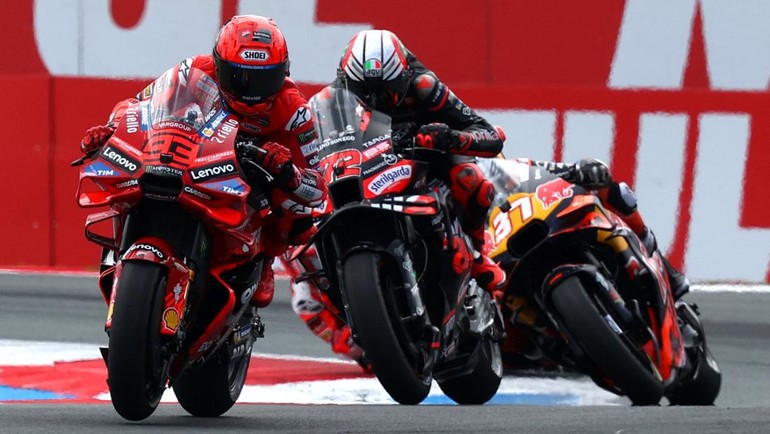 Lap-lap terakhir makin tegang! Marc Marquez sempat dapat peringatan track limit warning. Bezzecchi masih membayanginya dengan ketat. Foto: REUTERS/Yves Herman