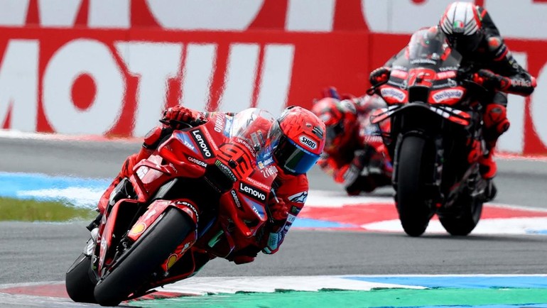 Balapan dimulai Marc Marquez langsung melesat ke depan! Quartararo melorot ke posisi keempat, sementara Alex Marquez dan Francesco Bagnaia ada di posisi kedua dan ketiga. Oliveira dan Ogura langsung crash. Foto: REUTERS/Yves Herman