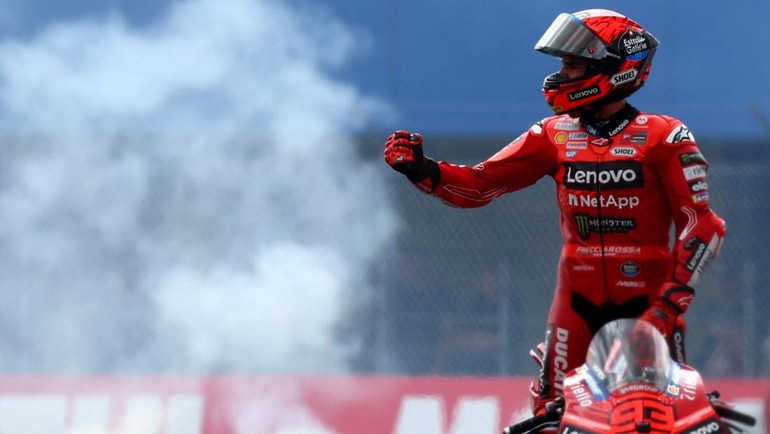 Marquez kini ada di puncak klasemen dengan mengumpulkan 307 poin. Alex Marquez, yang gagal finis masih di urutan kedua dengan 239 poin. Francesco Bagnaia cuma menambah 16 poin menjadi 181 poin untuk tetap berada di urutan ketiga. Foto: REUTERS/Yves Herman