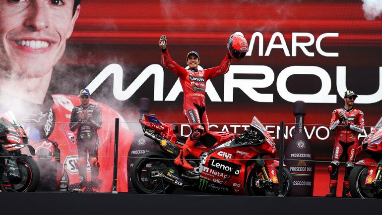 Marco Bezzecchi finis di posisi kedua, setelah cuma menempeli Marquez sepanjang balapan. Dia kini mengoleksi 121 poin dan duduk di urutan keenam klasemen. Foto: REUTERS/Yves Herman