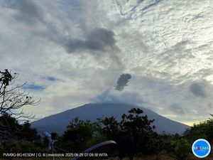 Gunung Ile Lewotolok Meletus Lagi, Warga yang Takut Diminta Evakuasi Mandiri