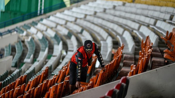 Pekerja memeriksa kursi tribun VIP di Stadion Si Jalak Harupat, Kabupaten Bandung, Jawa Barat, Sabtu (28/6/2025). Pemerintah Provinsi Jawa Barat menargetkan proses perawatan dan perbaikan di beberapa titik di Stadion Si Jalak Harupat yang menjadi stadion untuk Piala Presiden 2025 akan rampung paling lambat pada 1 Juli. ANTARA FOTO/Raisan Al Farisi/nz