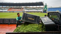 Pekerja membawa rumput lapangan yang telah dipotong di Stadion Si Jalak Harupat, Kabupaten Bandung, Jawa Barat, Sabtu (28/6/2025). Foto: ANTARA FOTO/Raisan Al Farisi