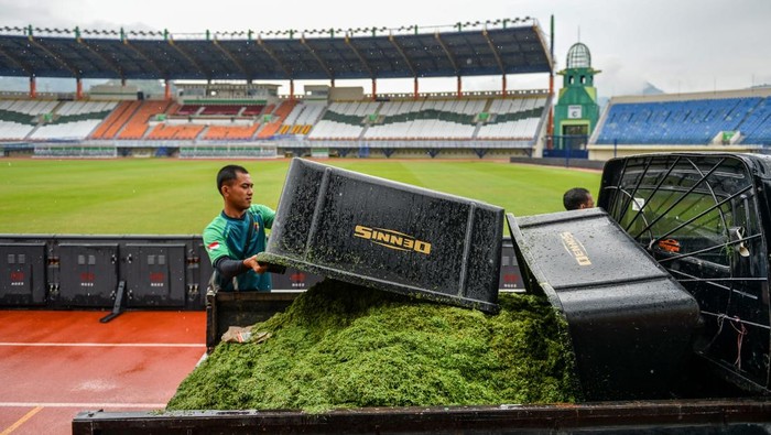 Pekerja memeriksa kursi tribun VIP di Stadion Si Jalak Harupat, Kabupaten Bandung, Jawa Barat, Sabtu (28/6/2025). Pemerintah Provinsi Jawa Barat menargetkan proses perawatan dan perbaikan di beberapa titik di Stadion Si Jalak Harupat yang menjadi stadion untuk Piala Presiden 2025 akan rampung paling lambat pada 1 Juli. ANTARA FOTO/Raisan Al Farisi/nz