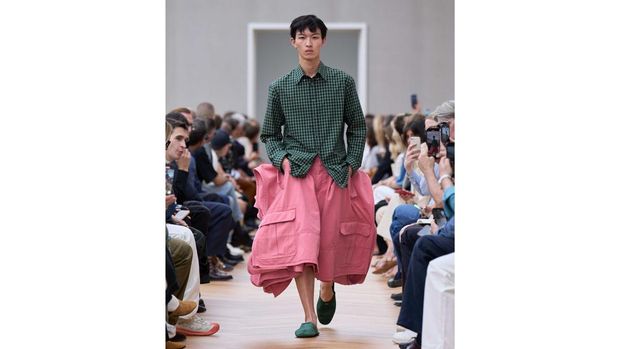 Dior Men resmi memasuki babak baru. Kemarin (27/6), rumah mode asal Prancis ini memperkenalkan Jonathan Anderson sebagai direktur kreatif lini pria, menjadikannya sosok pertama yang memegang kendali kreatif penuh atas lini pria dan wanita Dior secara bersamaan.