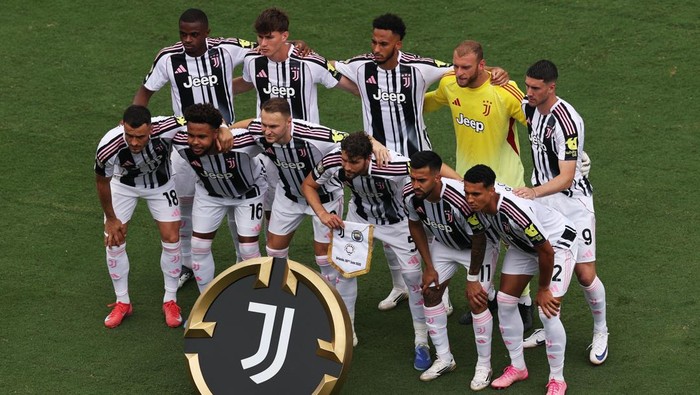 Soccer Football - FIFA Club World Cup - Group G - Juventus v Manchester City - Camping World Stadium, Orlando, Florida, U.S. - June 26, 2025 Juventus players pose for a team group photo before the match REUTERS/Amanda Perobelli