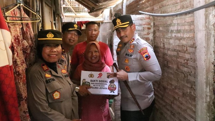 Kapolres Jepara AKBP Erick Budi Santoso menyerahkan bansos ke warga, Kamis (26/6/2025). Kapolres Jepara AKBP Erick Budi Santoso menyerahkan bansos ke warga, Kamis (26/6/2025).