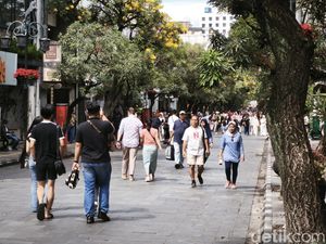 Jalan Braga Dipadati Wisatawan di Libur Panjang, Bandros Jadi Primadona Jalan Braga Dipadati Wisatawan di Libur Panjang, Bandros Jadi Primadona