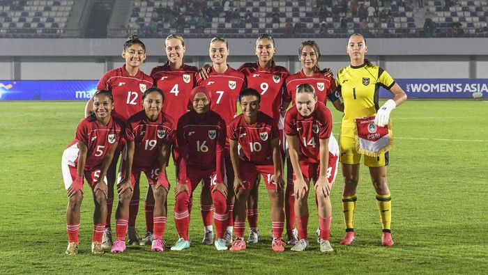 Kualifikasi Piala Asia Wanita 2026: Indonesia Vs Kirgistan Pesepak bola Timnas Putri Indonesia berfoto bersama sebelum bertanding melawan Timnas Putri Kirgistan pada pertandingan kualifikasi Piala Asia Wanita 2026 Grup D di Stadion Indomilk Arena, Kabupaten Tangerang, Banten, Minggu (29/6/2025). ANTARA FOTO/Galih Pradipta/rwa.