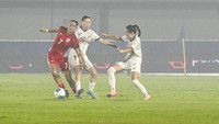 Pesepak bola Timnas Putri Indonesia Felicia Victoria De Zeeuw (kiri) berusaha melewati hadangan pesepak bola Timnas Putri Kirgistan Kenzhebubu Yrysbek (tengah) dan Adelaida Myrzalieva (kanan). Indonesia vs Kirgistan berlangsung di Stadion Sport Center Kelapa Dua, Tangerang, Minggu (29/6/2025) malam WIB. Foto: ANTARA FOTO/Galih Pradipta