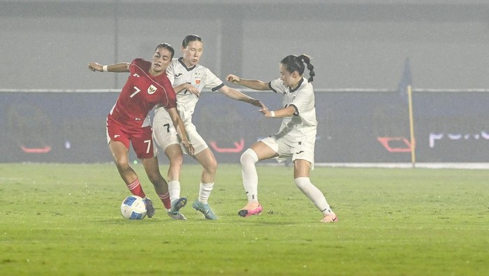 Pesepak bola Timnas Putri Indonesia Felicia Victoria De Zeeuw (kiri) berusaha melewati hadangan pesepak bola Timnas Putri Kirgistan Kenzhebubu Yrysbek (tengah) dan Adelaida Myrzalieva (kanan) saat pertandingan kualifikasi Piala Asia Wanita 2026 Grup D di Stadion Indomilk Arena, Kabupaten Tangerang, Banten, Minggu (29/6/2025). ANTARA FOTO/Galih Pradipta/rwa.