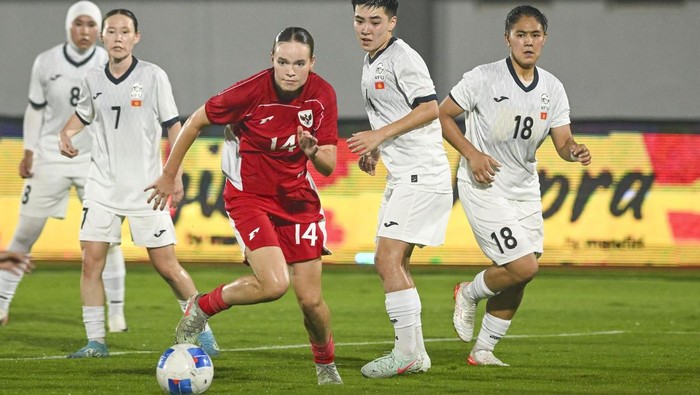 Kualifikasi Piala Asia Wanita 2026: Indonesia Vs Kirgistan Pesepak bola Timnas Putri Indonesia Isa Guusje Warps (tengah) berusaha melewati hadangan pesepak bola Timnas Putri Kirgistan saat pertandingan kualifikasi Piala Asia Wanita 2026 Grup D di Stadion Indomilk Arena, Kabupaten Tangerang, Banten, Minggu (29/6/2025). ANTARA FOTO/Galih Pradipta/rwa.