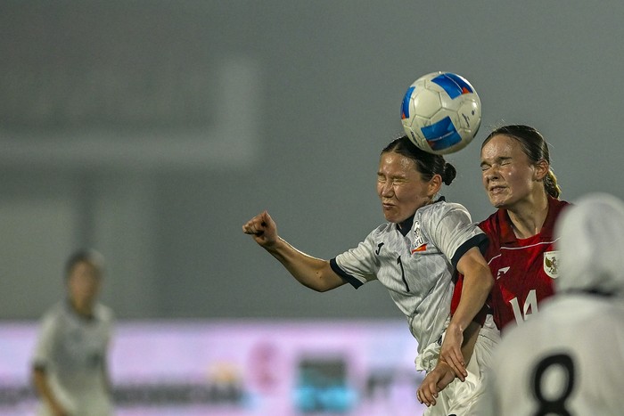 Pesepak bola Timnas Putri Indonesia Isa Guusje Warps (kanan) berebut bola dengan pesepak bola Timnas Putri Kirgistan Kenzhebubu Yrysbek Kyzy (kiri) saat pertandingan kualifikasi Piala Asia Wanita 2026 Grup D di Stadion Indomilk Arena, Kabupaten Tange