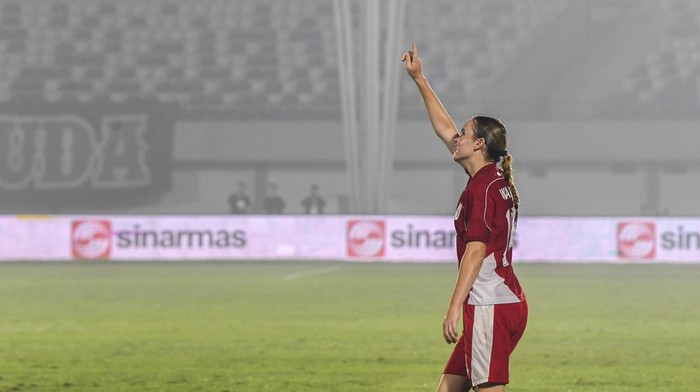 Kualifikasi Piala Asia Wanita 2026: Indonesia Vs Kirgistan Pesepak bola Timnas Putri Indonesia Isa Guusje Warps melakukan selebrasi usai mencetak gol ke gawang Timnas Putri Kirgistan pada pertarungan kualifikasi Piala Asia Wanita 2026 Grup D di Stadion Indomilk Arena, Kabupaten Tangerang, Banten, Minggu (29/6/2025). Timnas Putri Indonesia menang atas Timnas Putri Kirgistan dengan skor 1 - 0.ANTARA FOTO/Galih Pradipta/rwa.