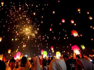 Langit Pujon Bersinar, Seribu Lampion Warnai Malam Festival Dworowati Langit Pujon Bersinar, Seribu Lampion Warnai Malam Festival Dworowati