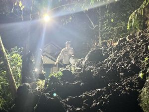 Pulang Mengaji, Nazriel Meninggal Tertimpa Longsor di Tasikmalaya Pulang Mengaji, Nazriel Meninggal Tertimpa Longsor di Tasikmalaya
