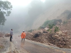 Jalan Trans Ende-Maumere Lumpuh Tertutup Longsor
