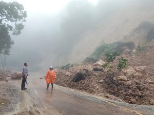 Jalan Trans Ende-Maumere Lumpuh Tertutup Longsor Jalan Trans Ende-Maumere Lumpuh Tertutup Longsor