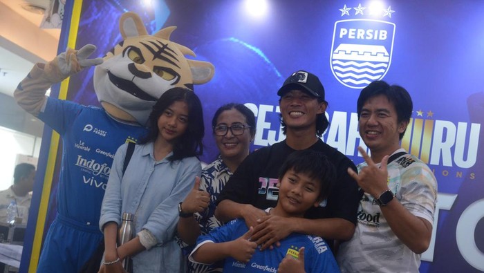Pemain Persib, Henhen Herdiana di saat hadir dalam kesibukan tur trofi di Cirebon Pemain Persib, Henhen Herdiana di saat hadir dalam kesibukan tur trofi di Cirebon