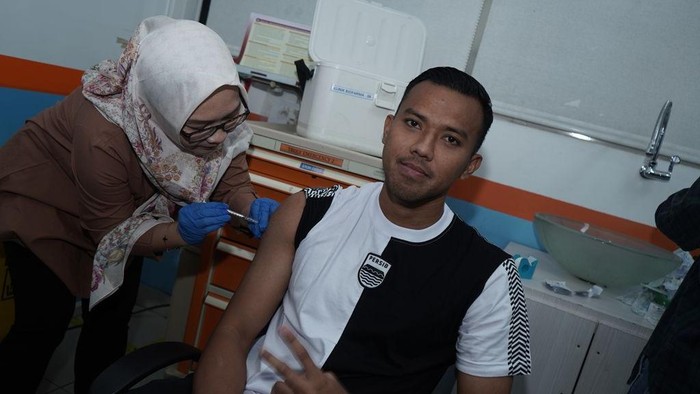 Persib Bandung menggelar vaksinasi seluruh anggota skuad seiring dengan merebaknya COVID-19. Hal ini sekaligus sebagai langkah awal sebelum latihan.